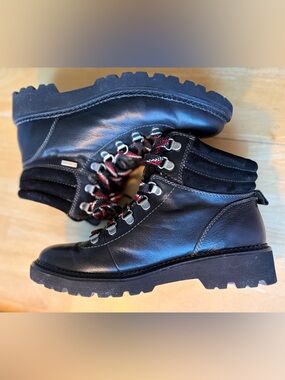 Bionica “Dezi” Black Leather All-Weather Ankle Boots w Signature Red Laces Sz 8